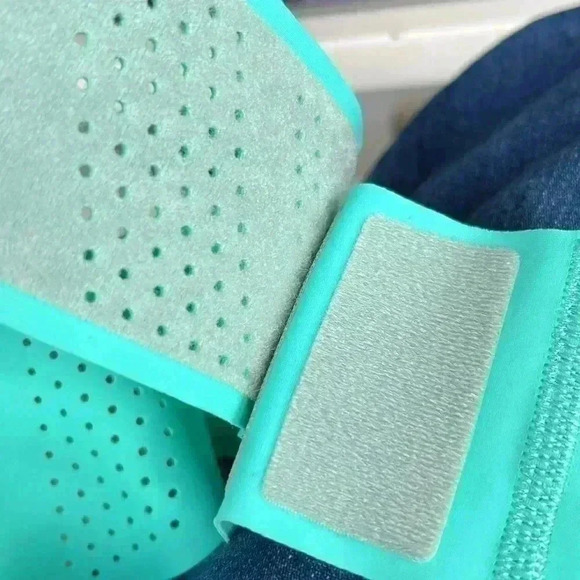 Slim  Adjustable Sports Belt in Turquoise Green - Picture 8 of 9